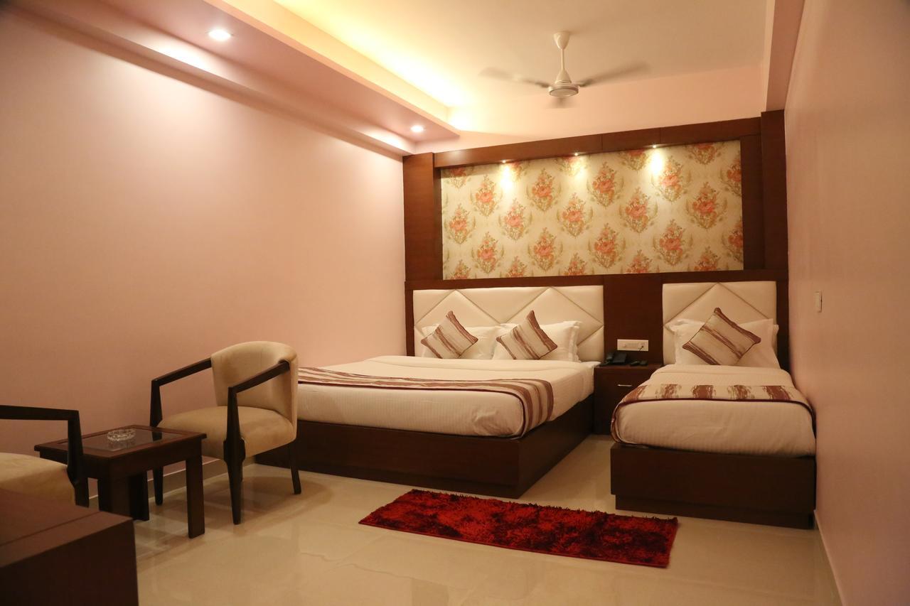 Hotel Varanasi Inn Экстерьер фото
