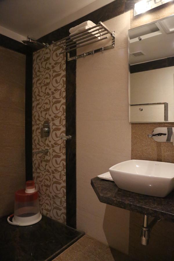 Hotel Varanasi Inn Экстерьер фото